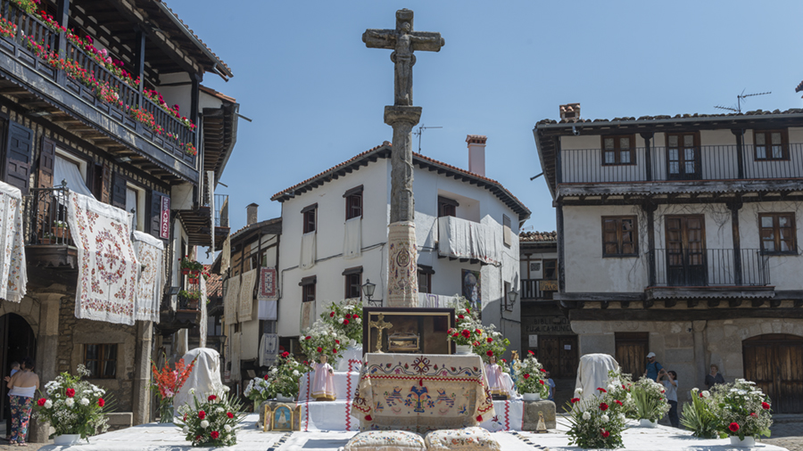 Hombres de Musgo el Corpus Christi más tradicional en la provincia de Salamanca